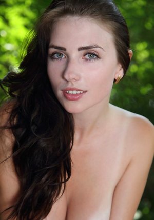 Met Art invite you to explore a free photos with Niemira unveiling superb form