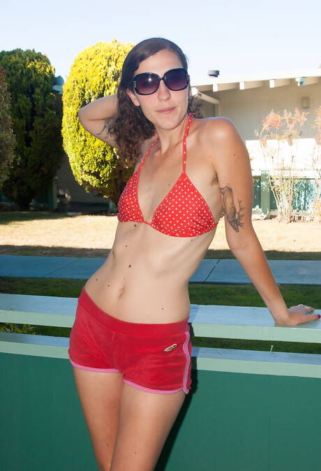 We Are Hairy pleased to share with you a free photo gallery with Artemis unveiling beautiful shape